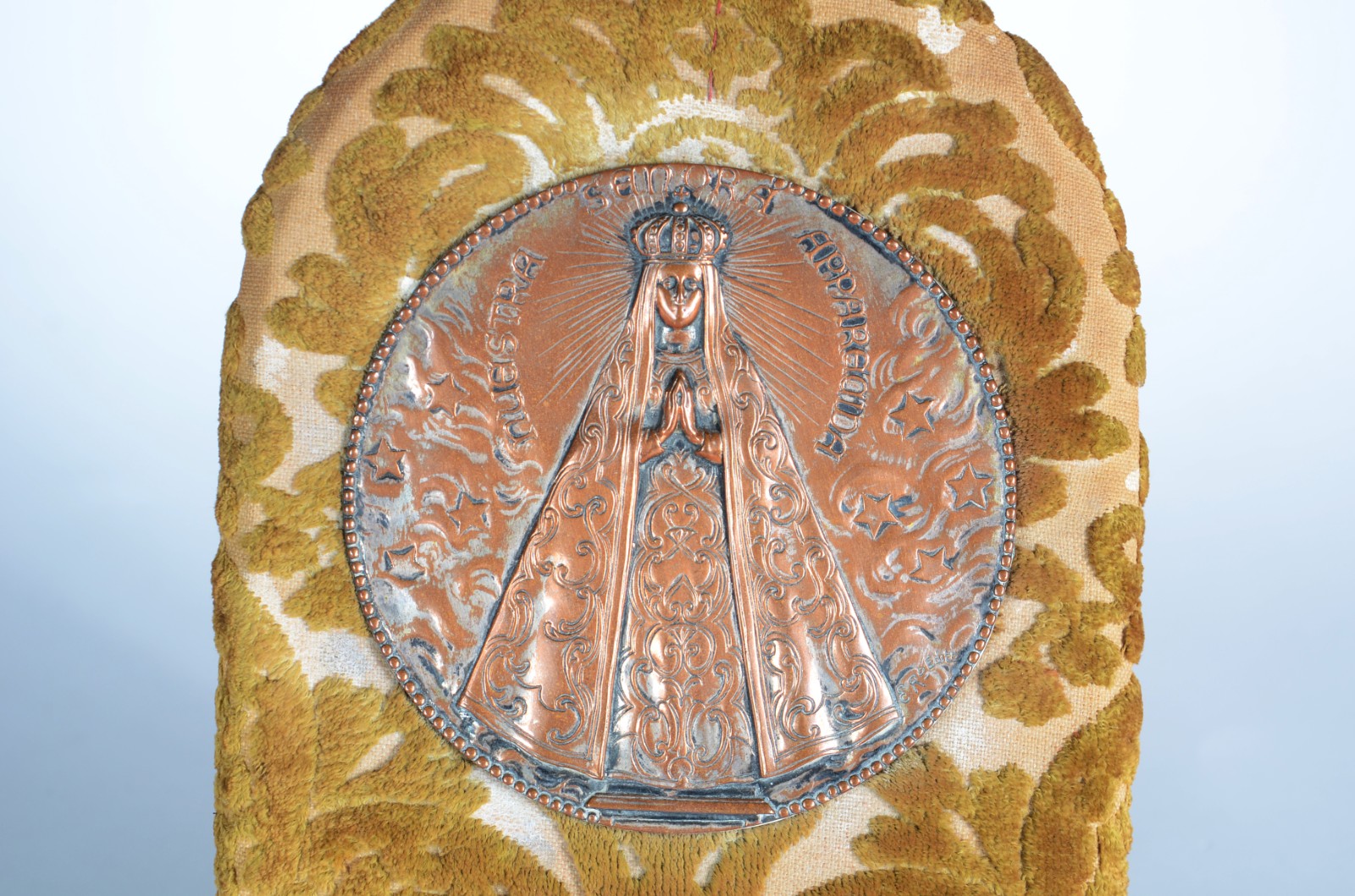 Placa sacra de Nossa Senhora Aparecida de metal com moldura de veludo... - foto 3 de 4