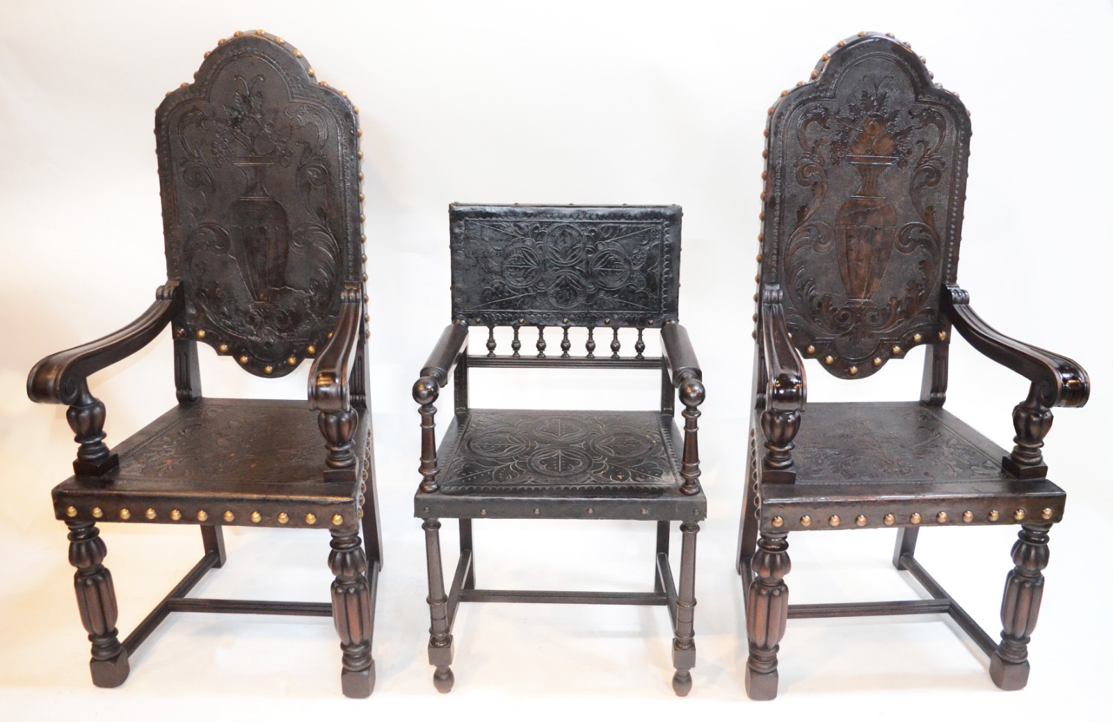 Três cadeiras de madeira nobre ao gosto "Manoelino", com detalhes... - foto 2 de 6