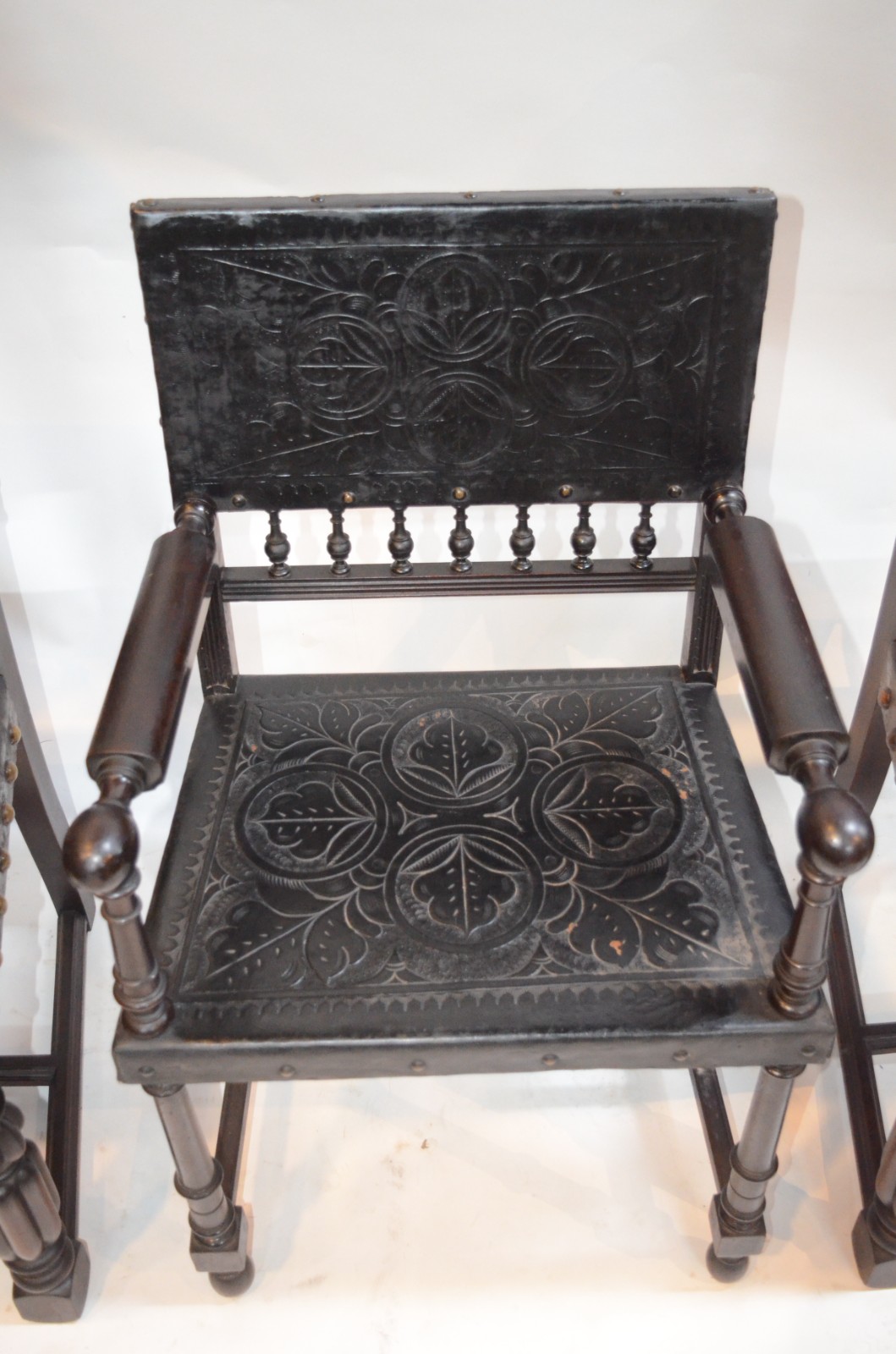 Três cadeiras de madeira nobre ao gosto "Manoelino", com detalhes... - foto 3 de 6