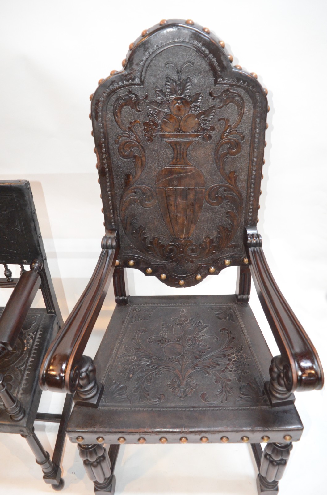 Três cadeiras de madeira nobre ao gosto "Manoelino", com detalhes... - foto 4 de 6