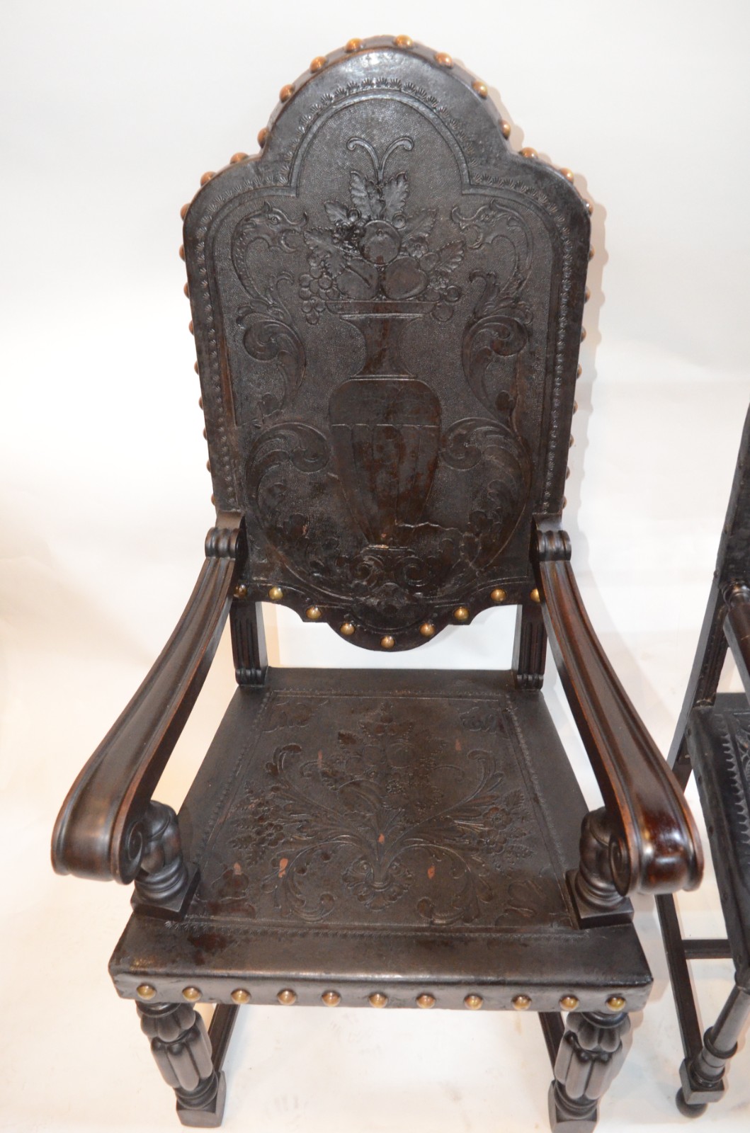 Três cadeiras de madeira nobre ao gosto "Manoelino", com detalhes... - foto 5 de 6