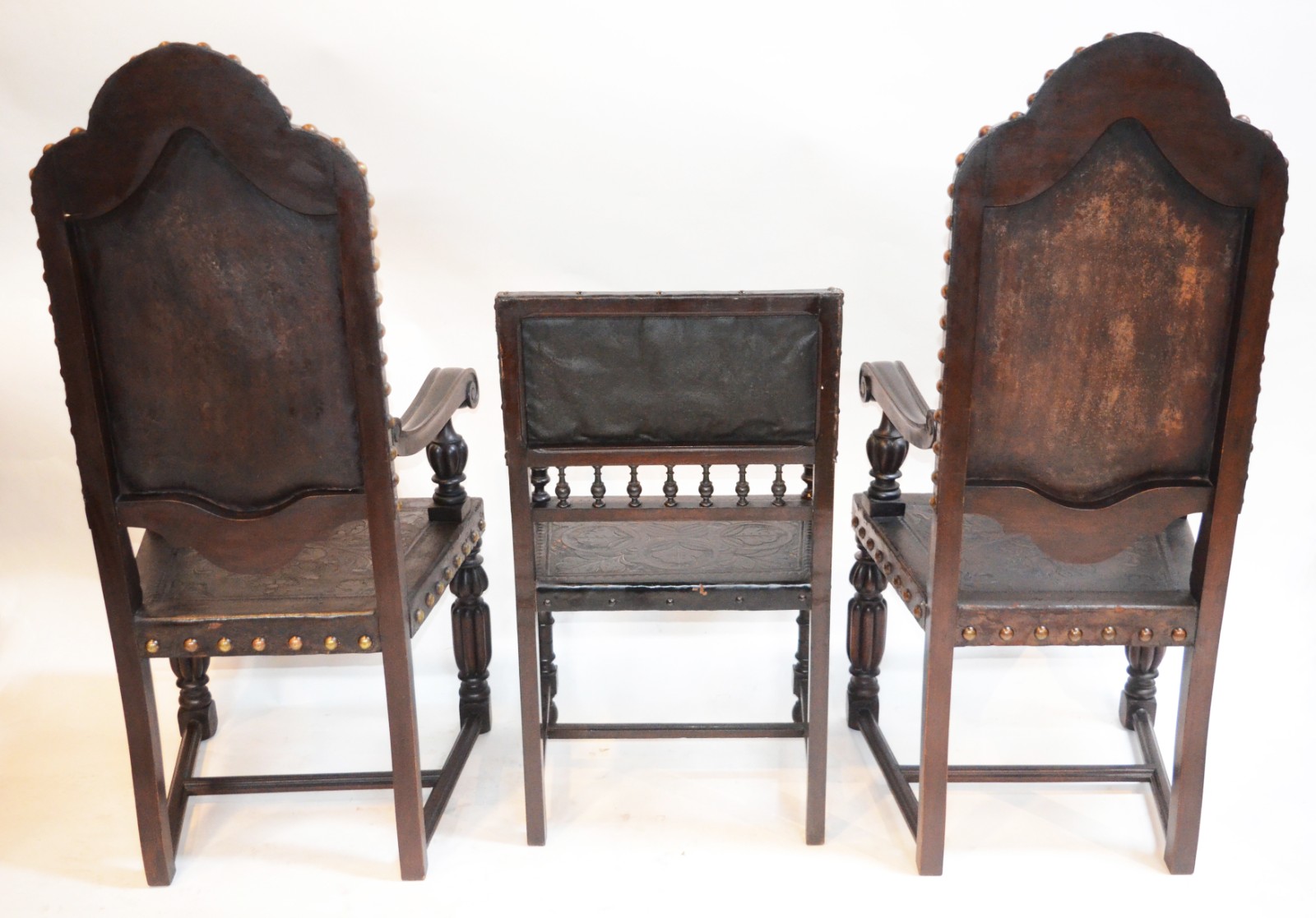 Três cadeiras de madeira nobre ao gosto "Manoelino", com detalhes... - foto 6 de 6