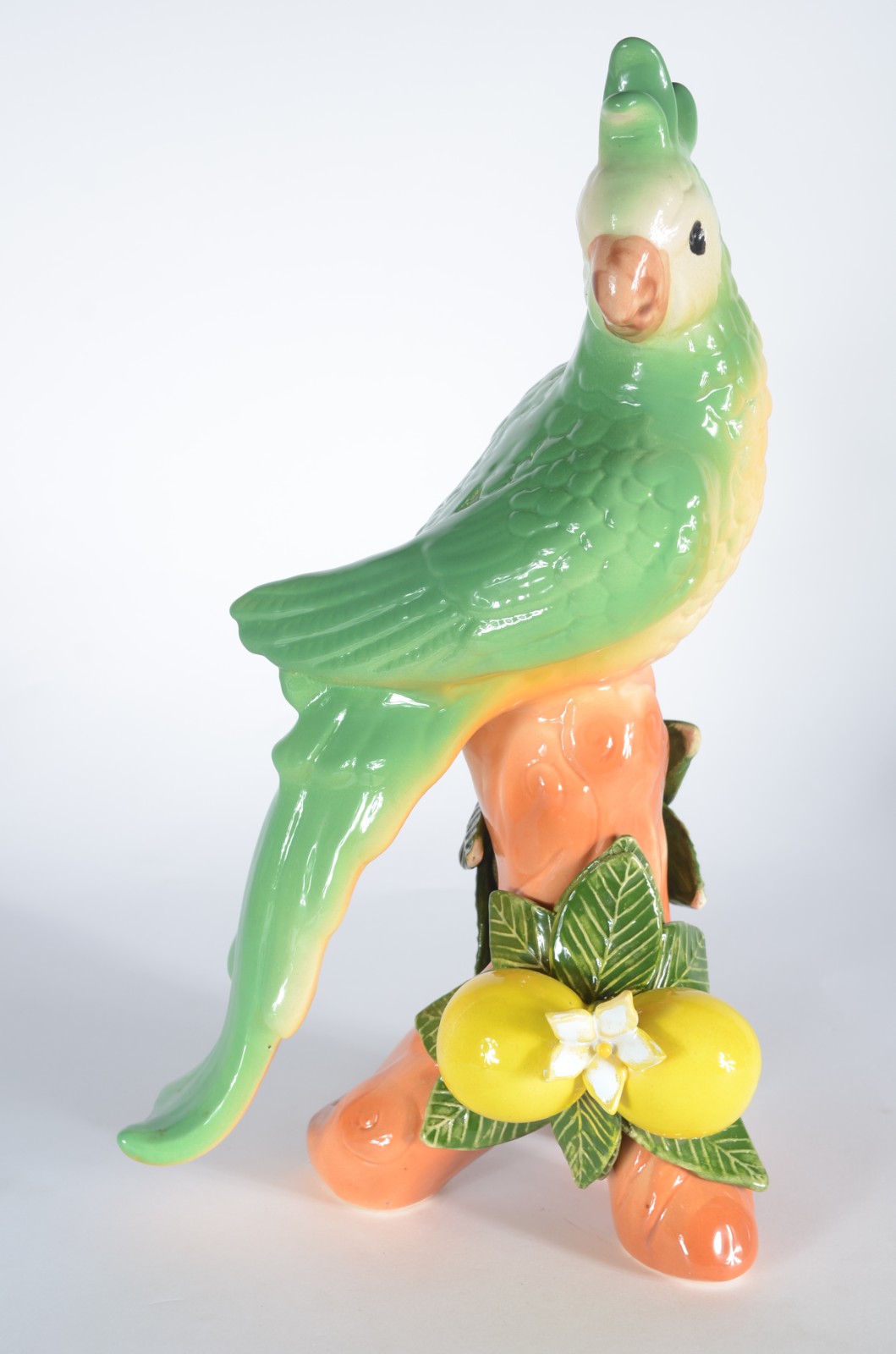 Escultura de porcelana policromada representando cacatua com limões... - foto 1 de 7