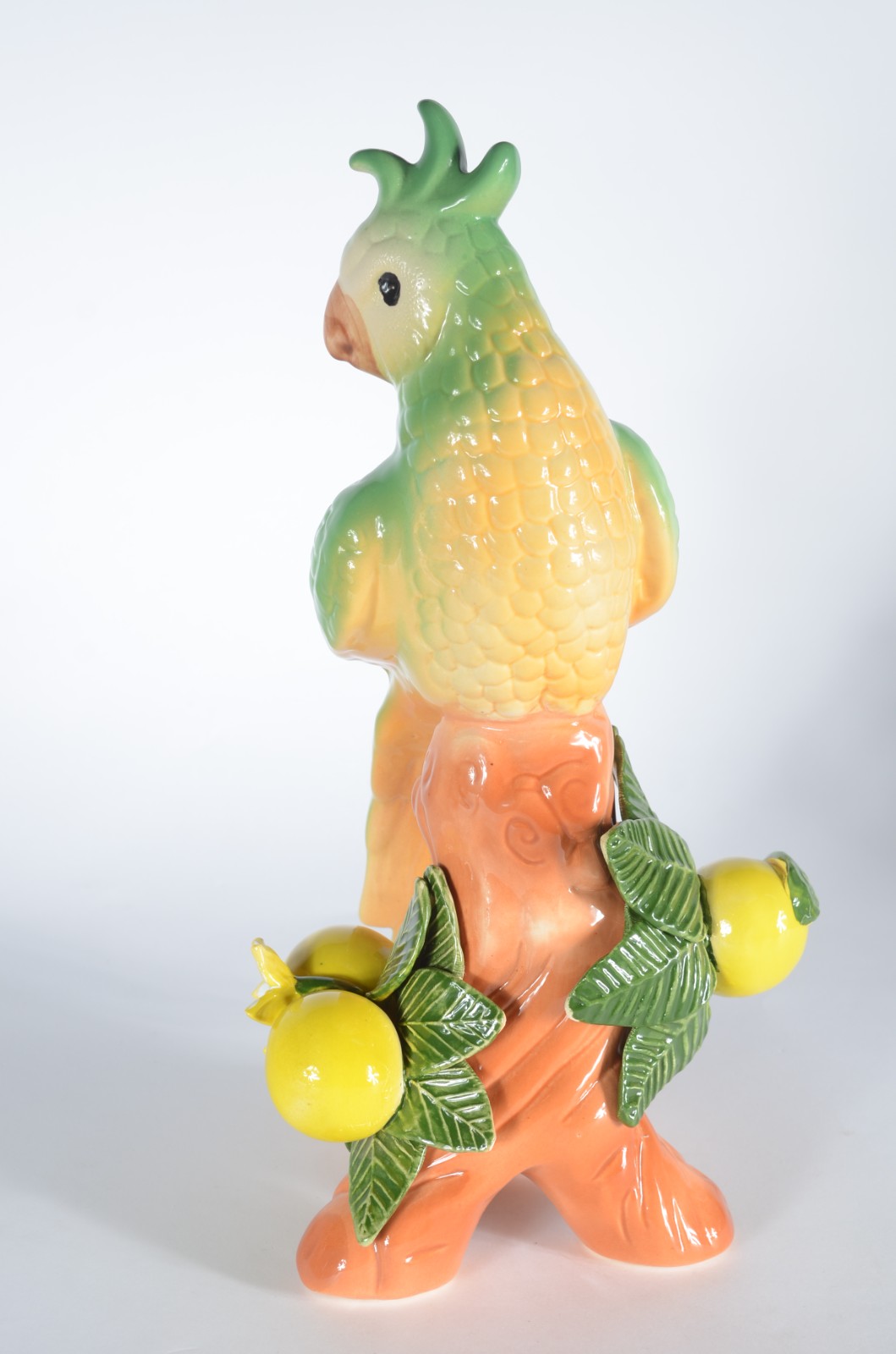 Escultura de porcelana policromada representando cacatua com limões... - foto 2 de 7