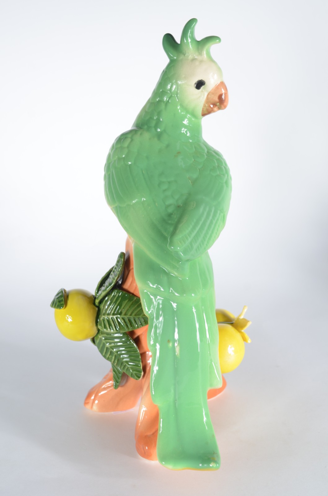 Escultura de porcelana policromada representando cacatua com limões... - foto 4 de 7