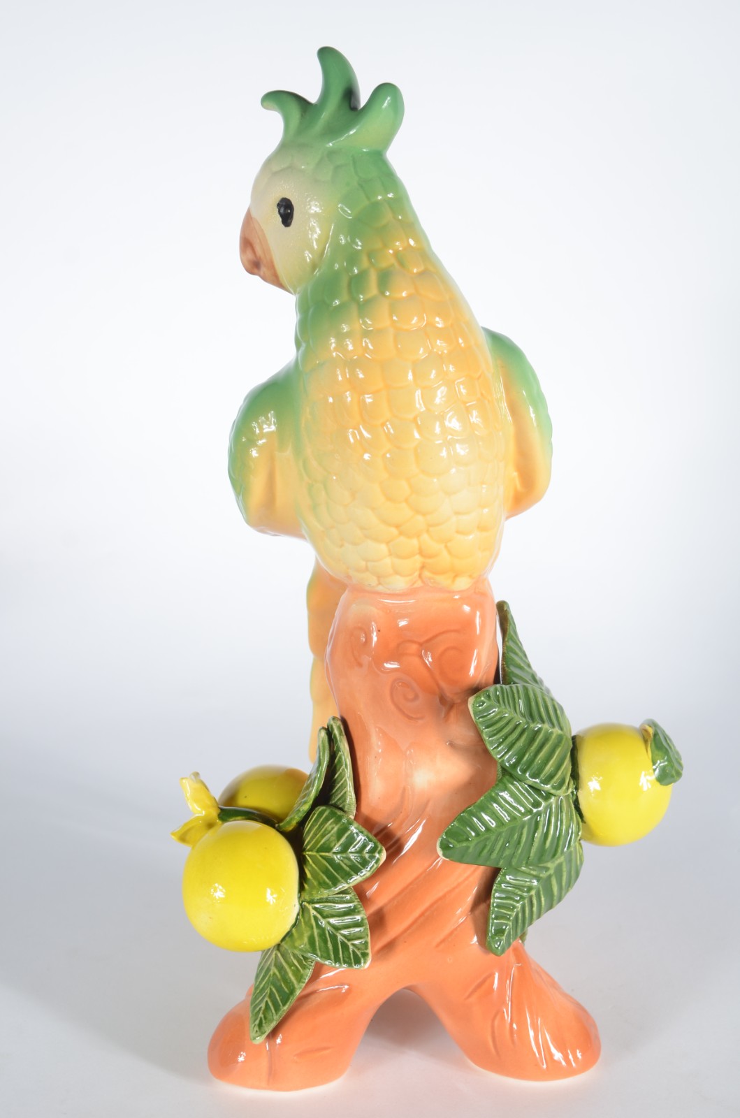 Escultura de porcelana policromada representando cacatua com limões... - foto 6 de 7