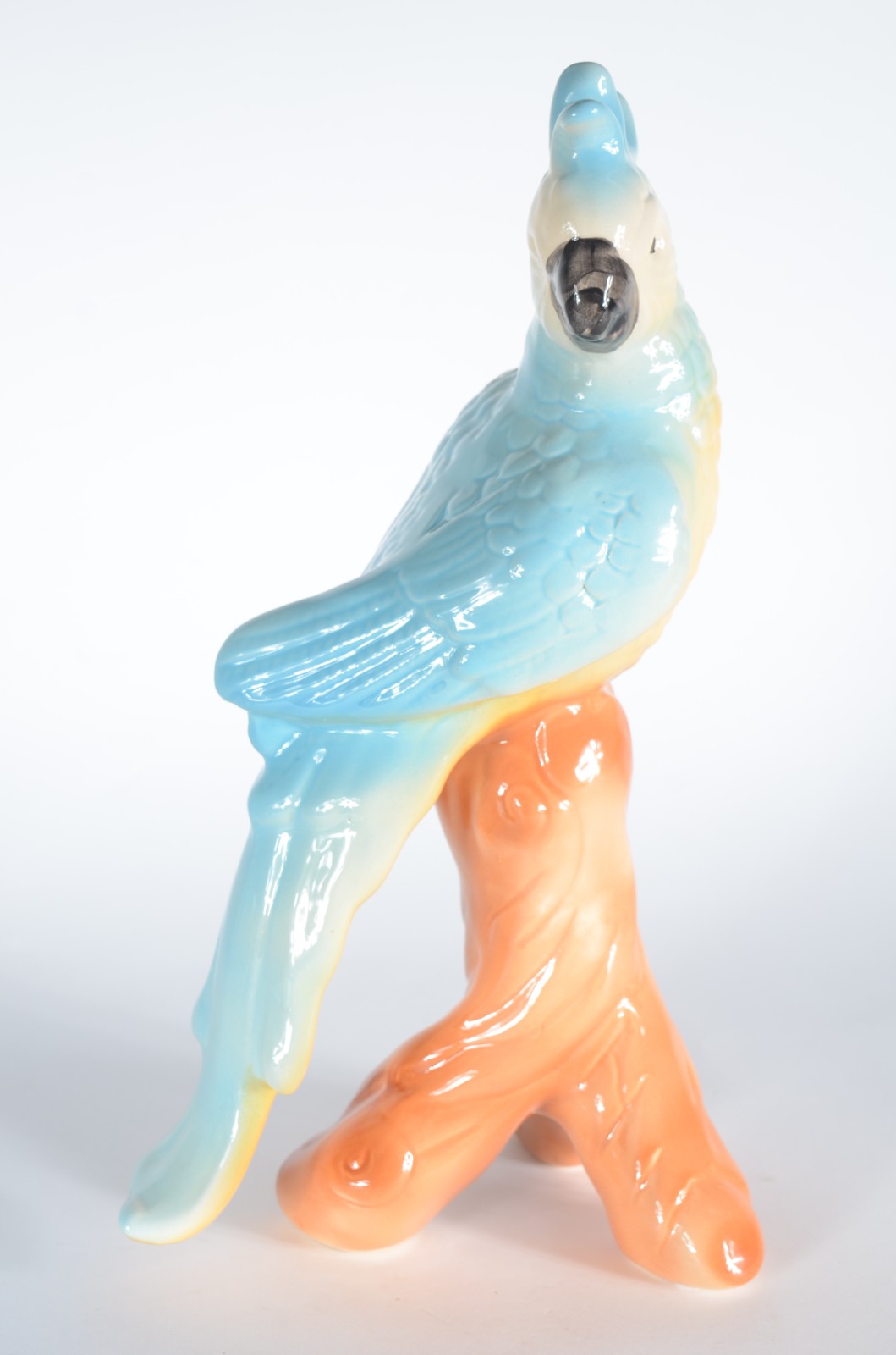 Escultura de porcelana policromada representando cacatua. - foto 2 de 6
