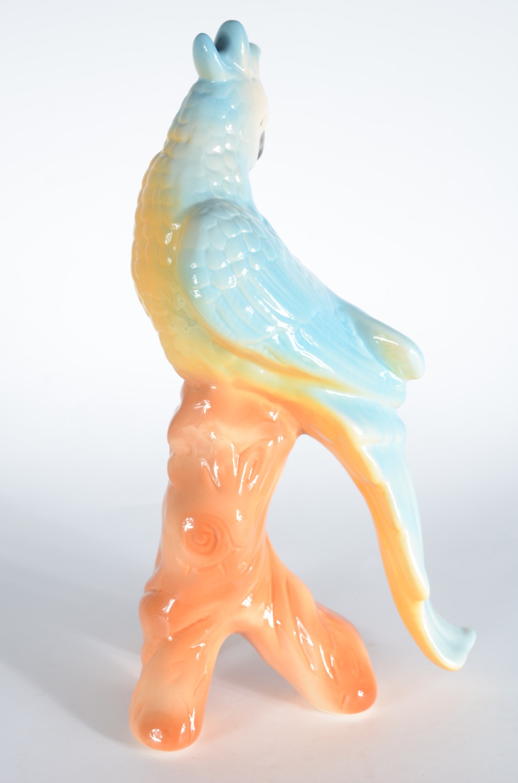 Escultura de porcelana policromada representando cacatua. - foto 4 de 6