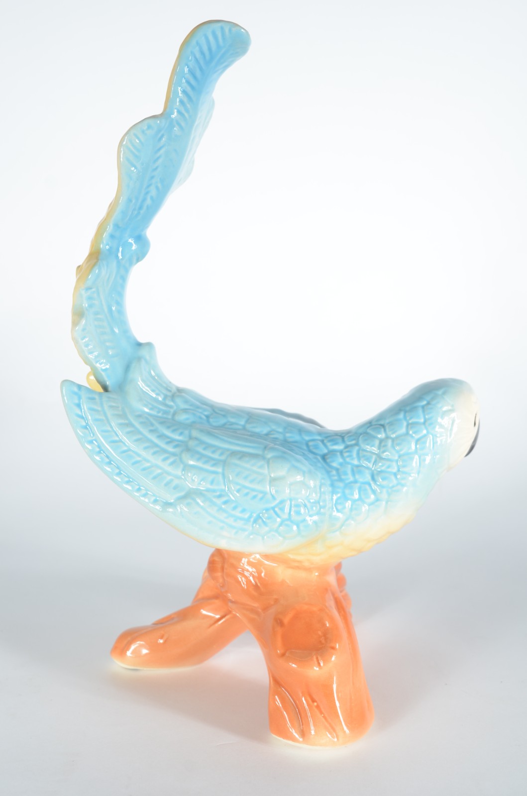 Estatueta de porcelana policromada representando arara. - foto 4 de 6
