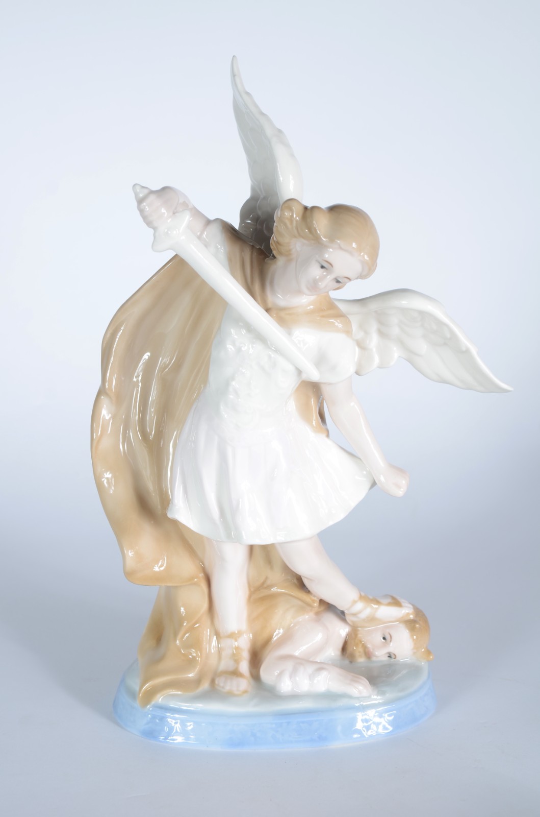 Escultura de porcelana policromada representando São Miguel Arcanjo. - foto 1 de 4