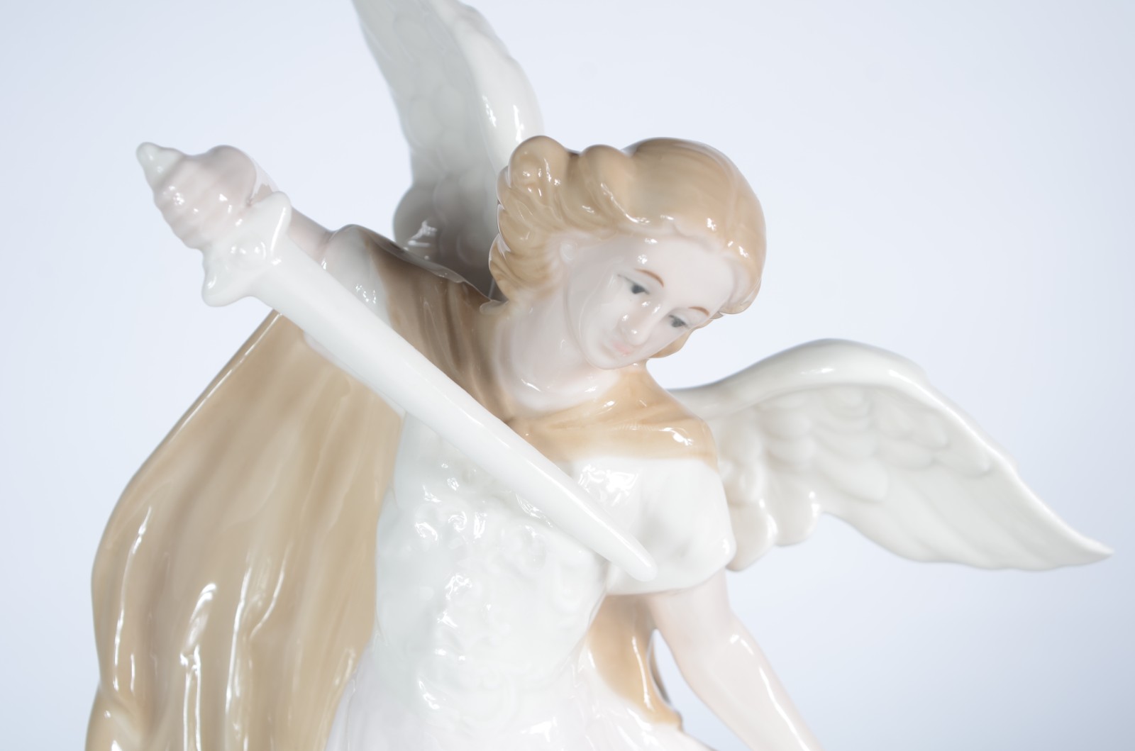 Escultura de porcelana policromada representando São Miguel Arcanjo. - foto 2 de 4