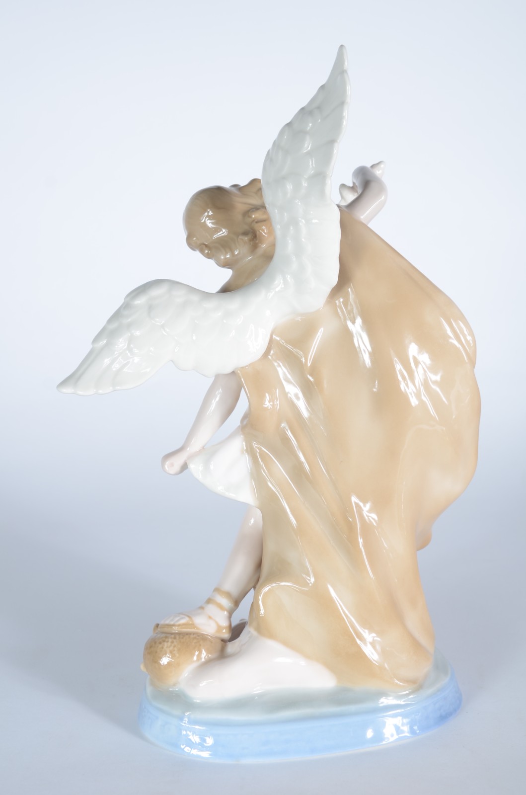Escultura de porcelana policromada representando São Miguel Arcanjo. - foto 3 de 4