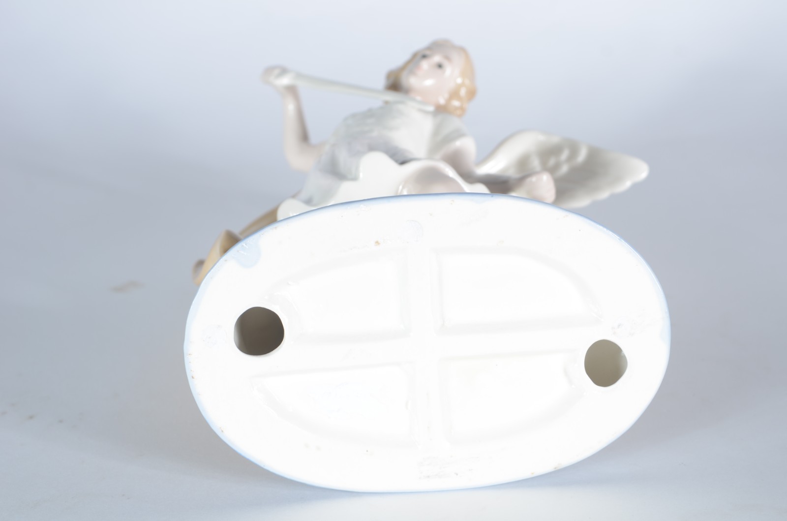 Escultura de porcelana policromada representando São Miguel Arcanjo. - foto 4 de 4