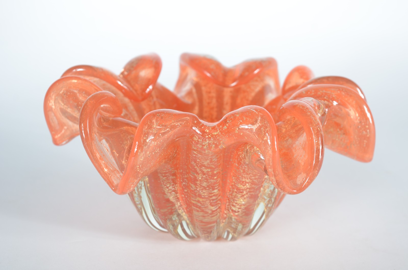 Bowl de vidro decorativo na cor laranja trabalhado em gomos. - foto 1 de 3
