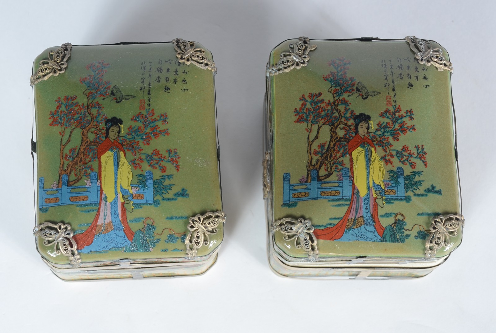 Duas caixas porta jóias de porcelana com cenas eróticas. - foto 1 de 4