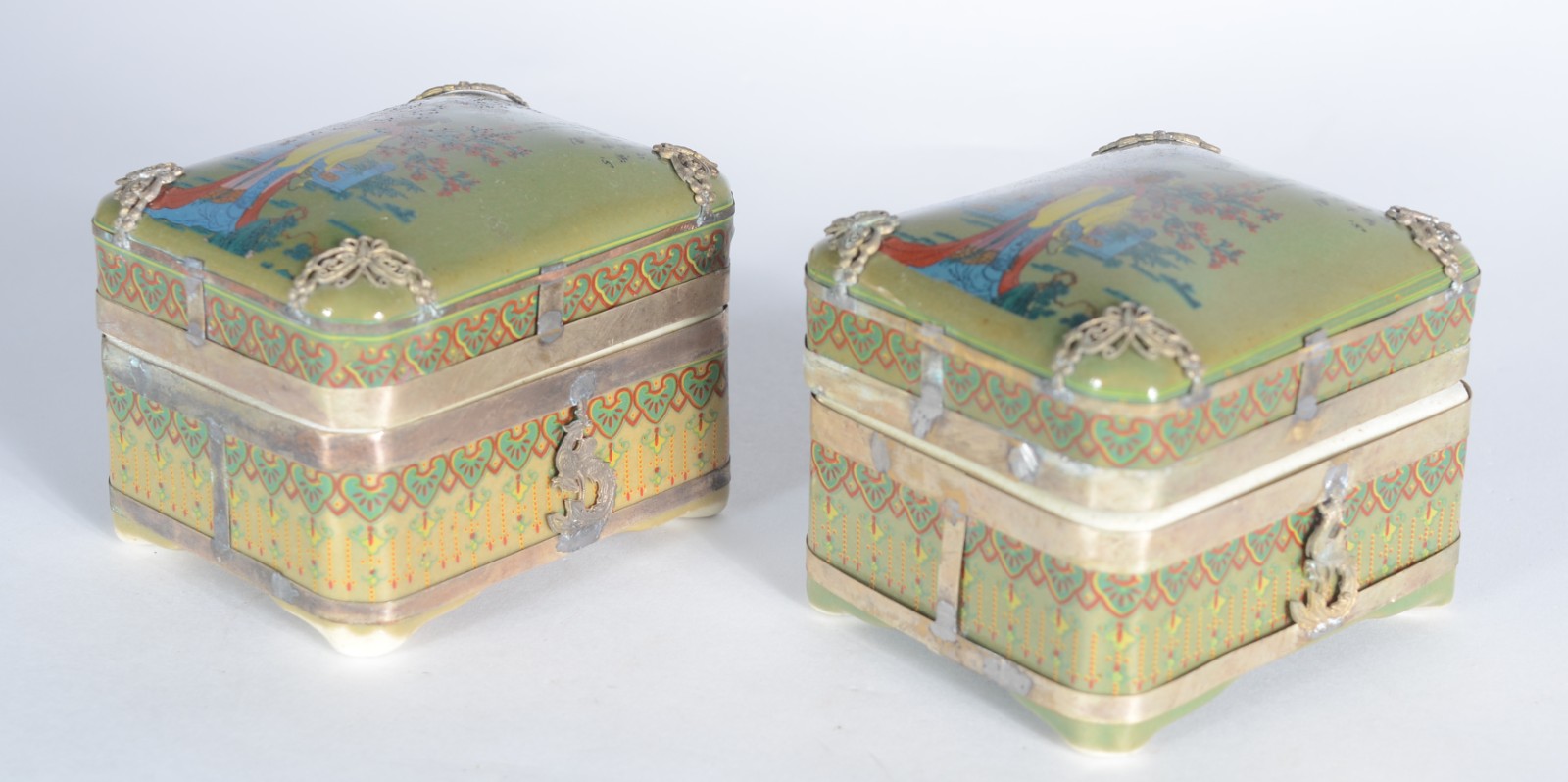 Duas caixas porta jóias de porcelana com cenas eróticas. - foto 2 de 4