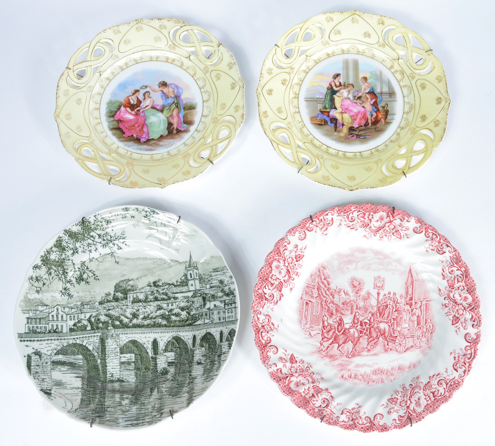 Quatro pratos diversos de porcelana, sendo um português Coimbra... - foto 1 de 4