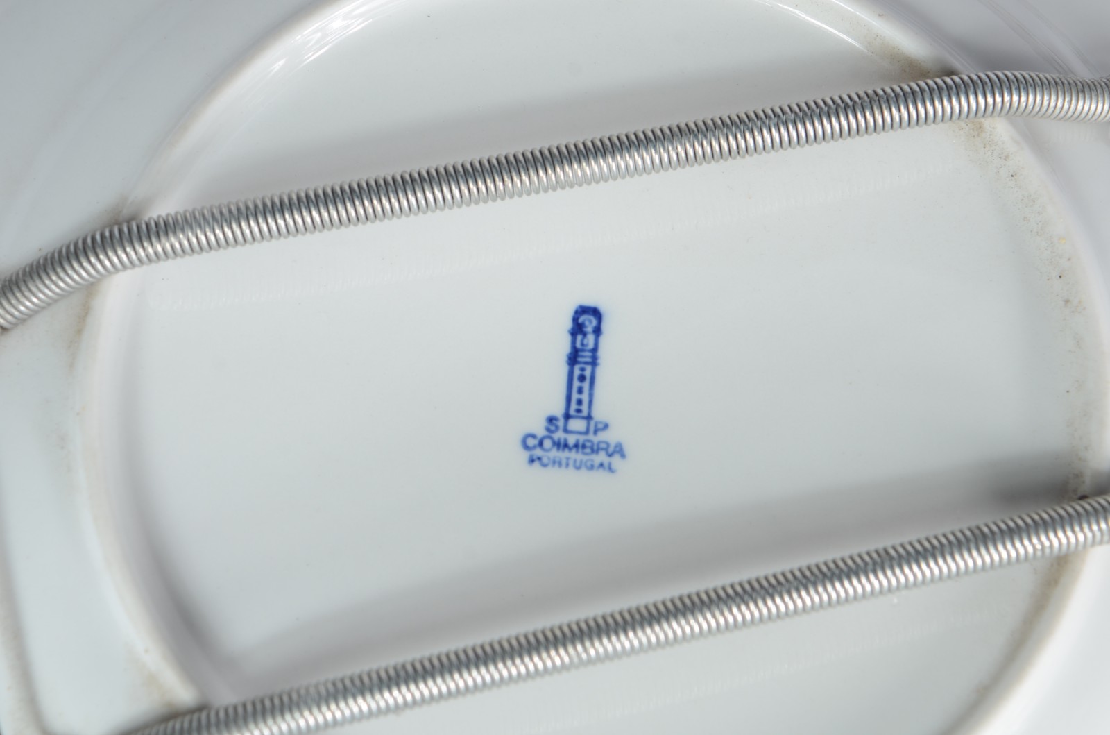Quatro pratos diversos de porcelana, sendo um português Coimbra... - foto 3 de 4