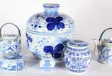 Diversas peças de porcelana oriental em tons de... - Diversas peças de porcelana oriental em tons de azul e branco, sendo: 3 potiches, 2 bules (pequeno bicado na tampa) e caixa. Total: 6 peças.