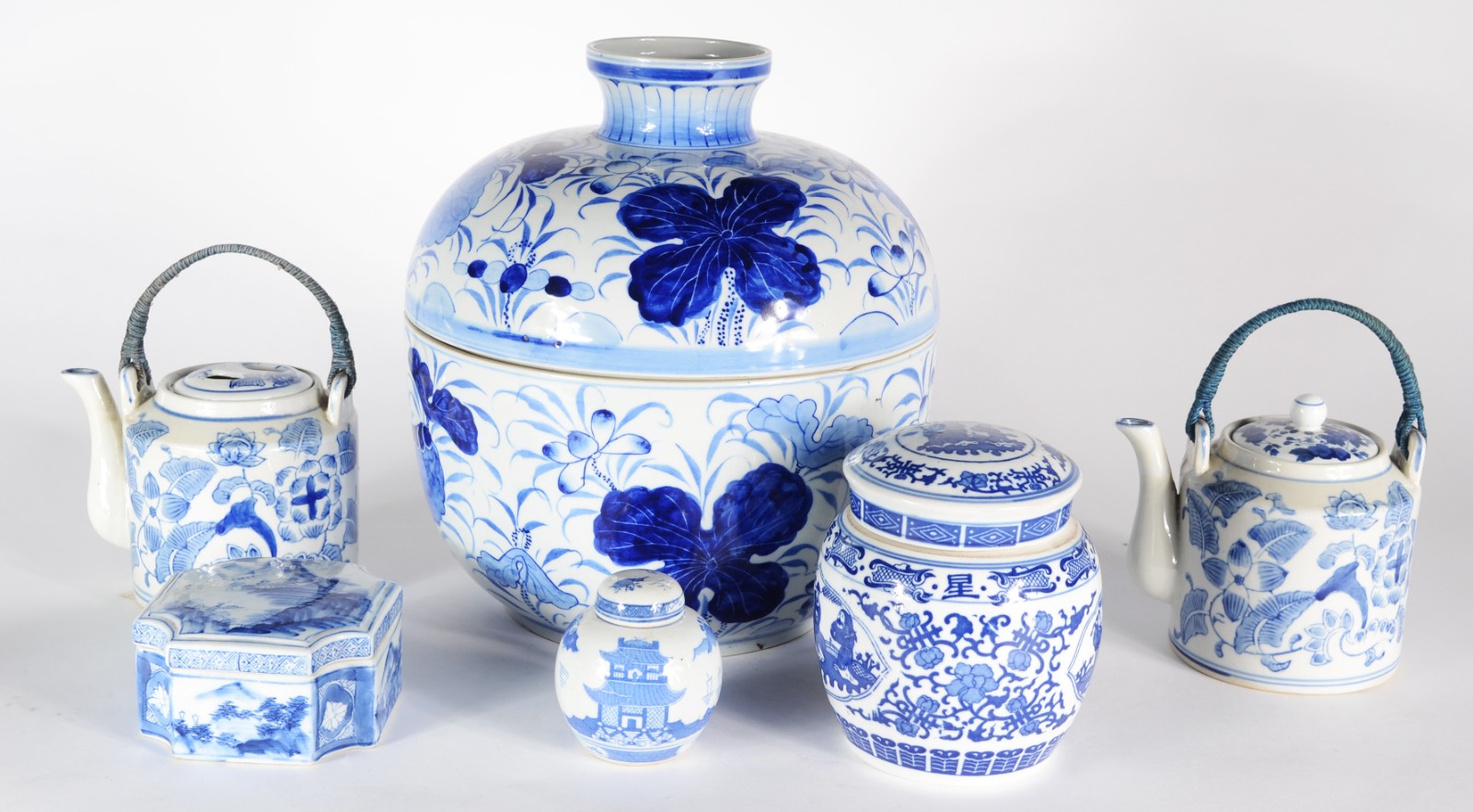 Diversas peças de porcelana oriental em tons de azul e branco, sendo... - foto 1 de 8