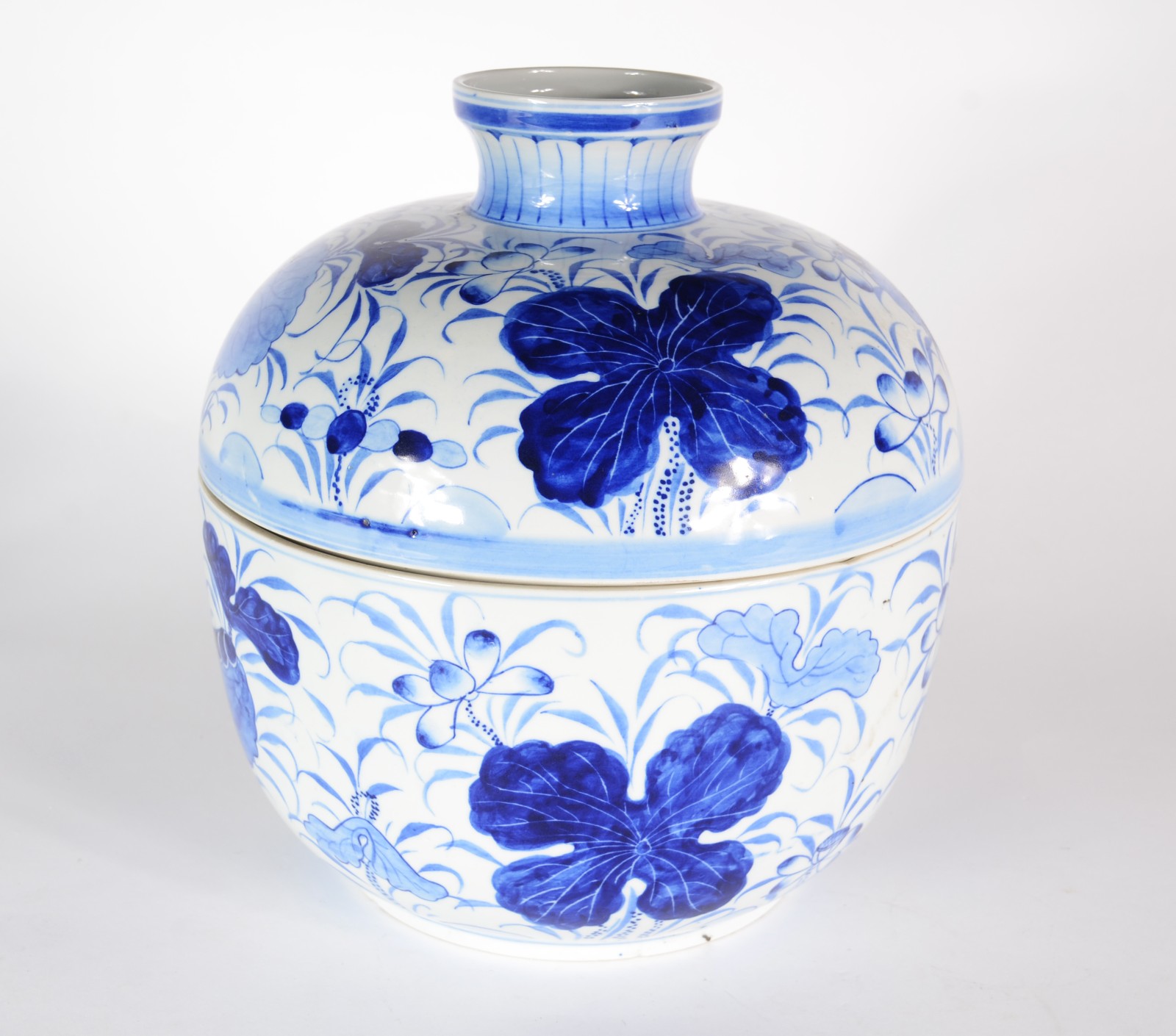 Diversas peças de porcelana oriental em tons de azul e branco, sendo... - foto 2 de 8