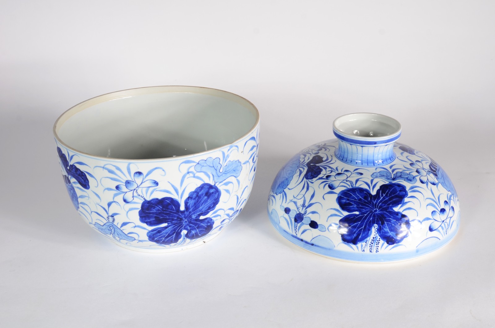 Diversas peças de porcelana oriental em tons de azul e branco, sendo... - foto 3 de 8