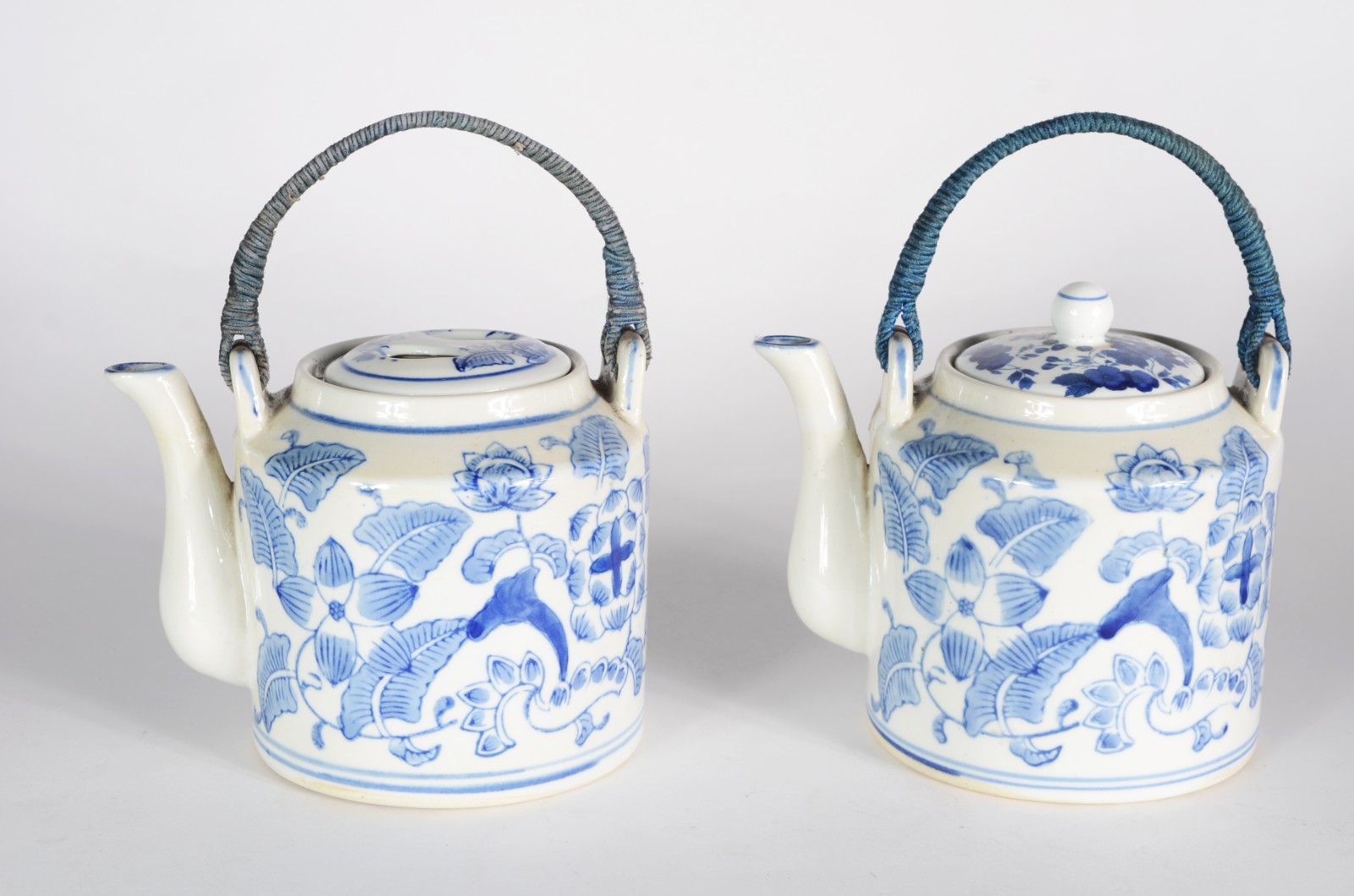 Diversas peças de porcelana oriental em tons de azul e branco, sendo... - foto 4 de 8