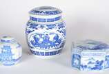 Diversas peças de porcelana oriental em tons de... - Diversas peças de porcelana oriental em tons de azul e branco, sendo: 3 potiches, 2 bules (pequeno bicado na tampa) e caixa. Total: 6 peças.
