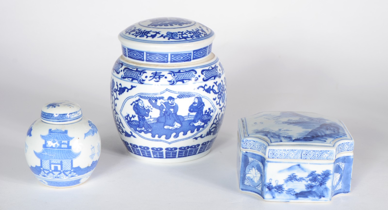 Diversas peças de porcelana oriental em tons de azul e branco, sendo... - foto 5 de 8
