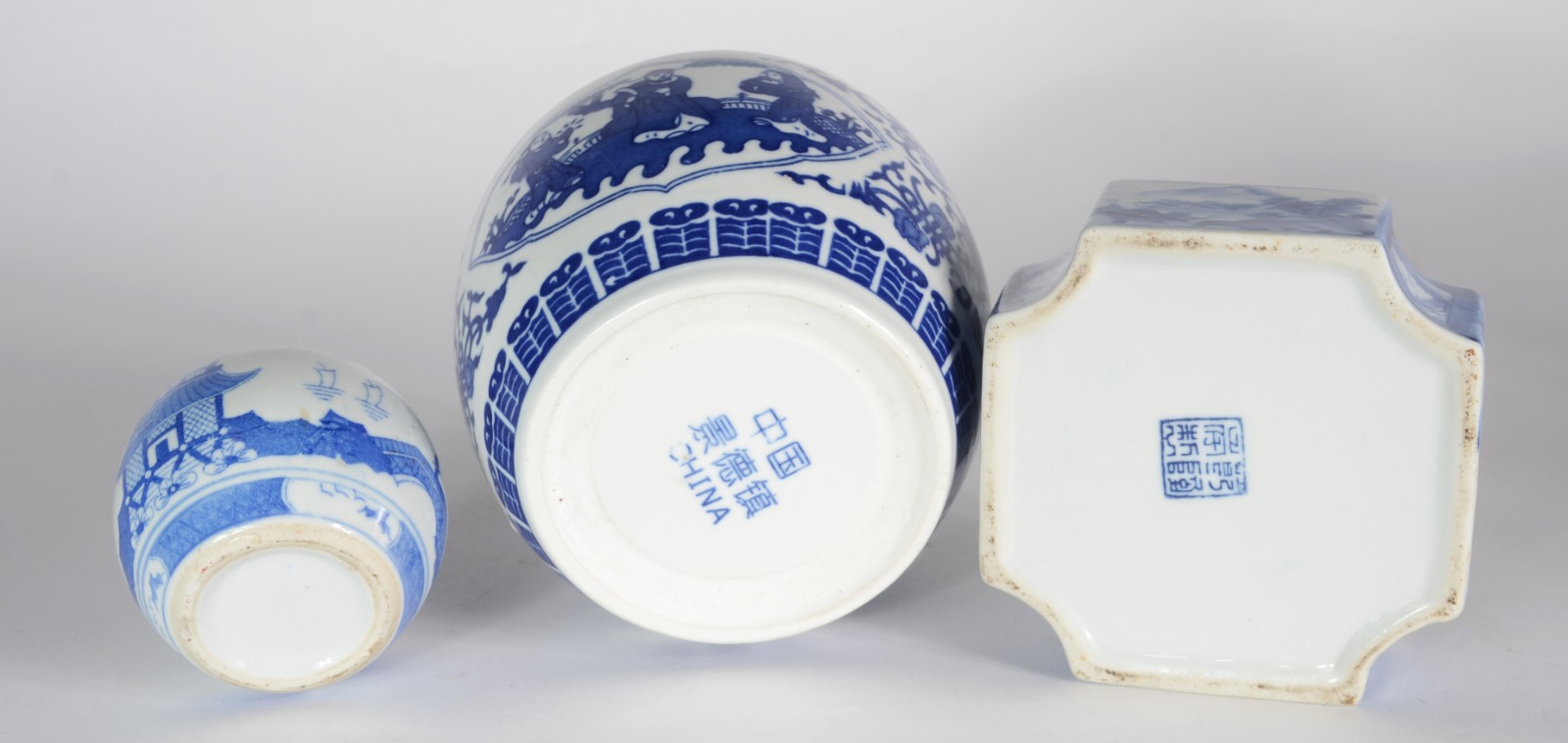 Diversas peças de porcelana oriental em tons de azul e branco, sendo... - foto 6 de 8