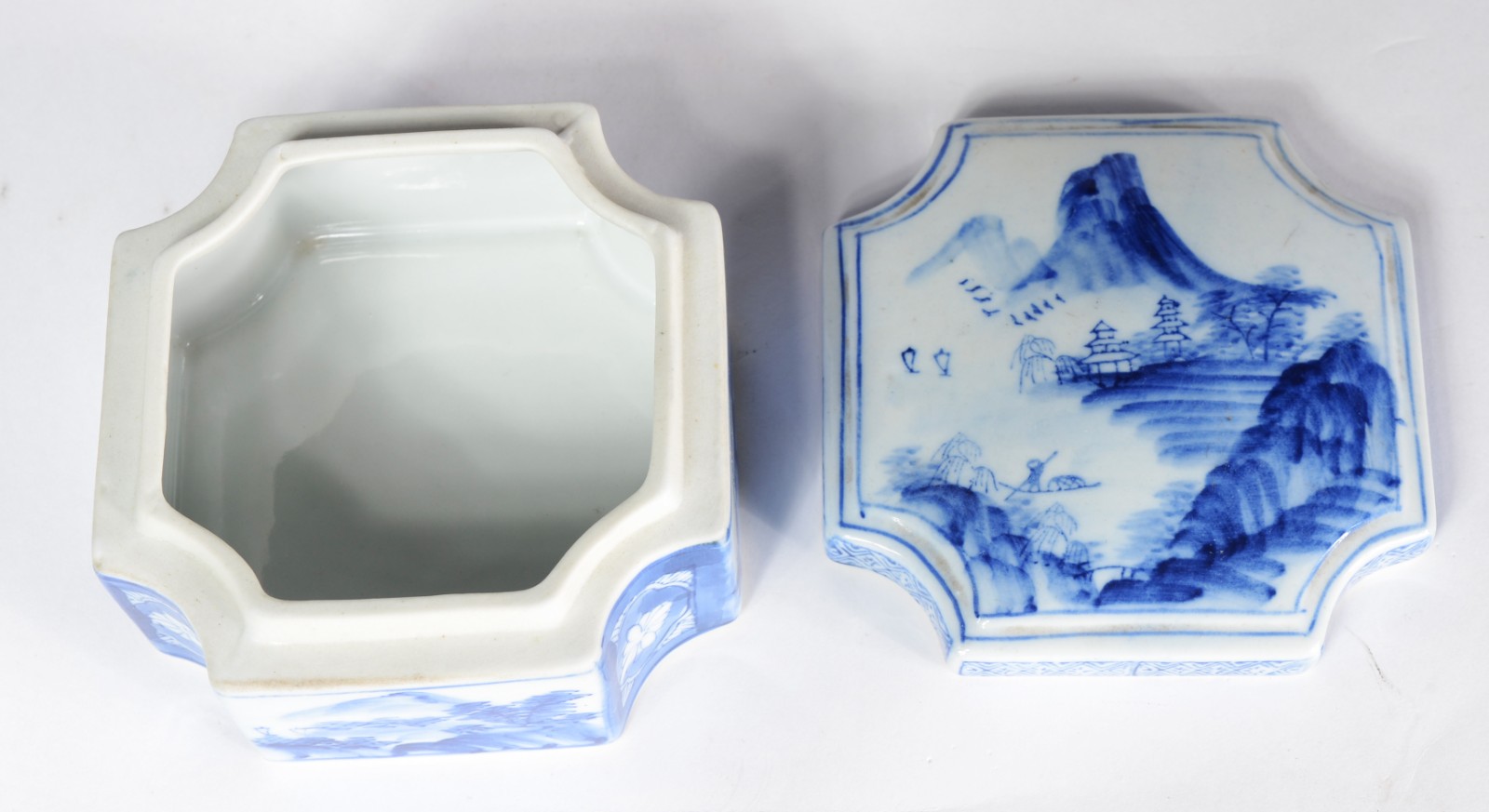 Diversas peças de porcelana oriental em tons de azul e branco, sendo... - foto 7 de 8