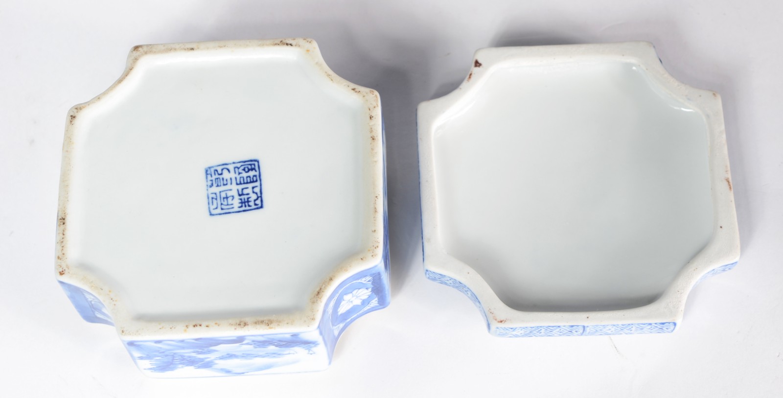 Diversas peças de porcelana oriental em tons de azul e branco, sendo... - foto 8 de 8