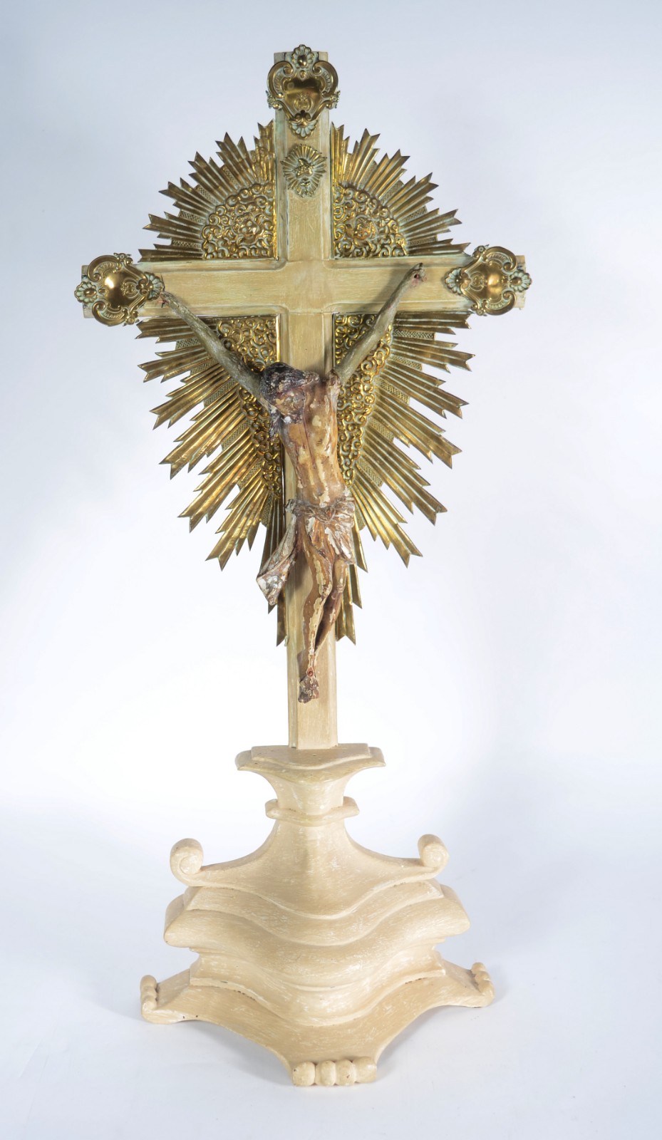Crucifixo de madeira patinada com figura de Cristo entalhado com... - foto 1 de 5