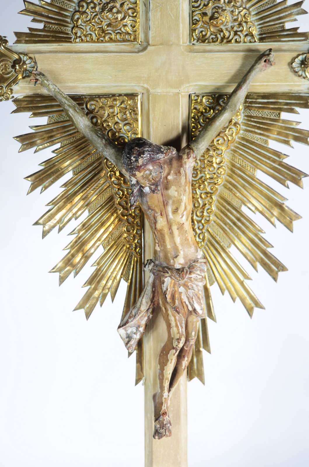 Crucifixo de madeira patinada com figura de Cristo entalhado com... - foto 2 de 5