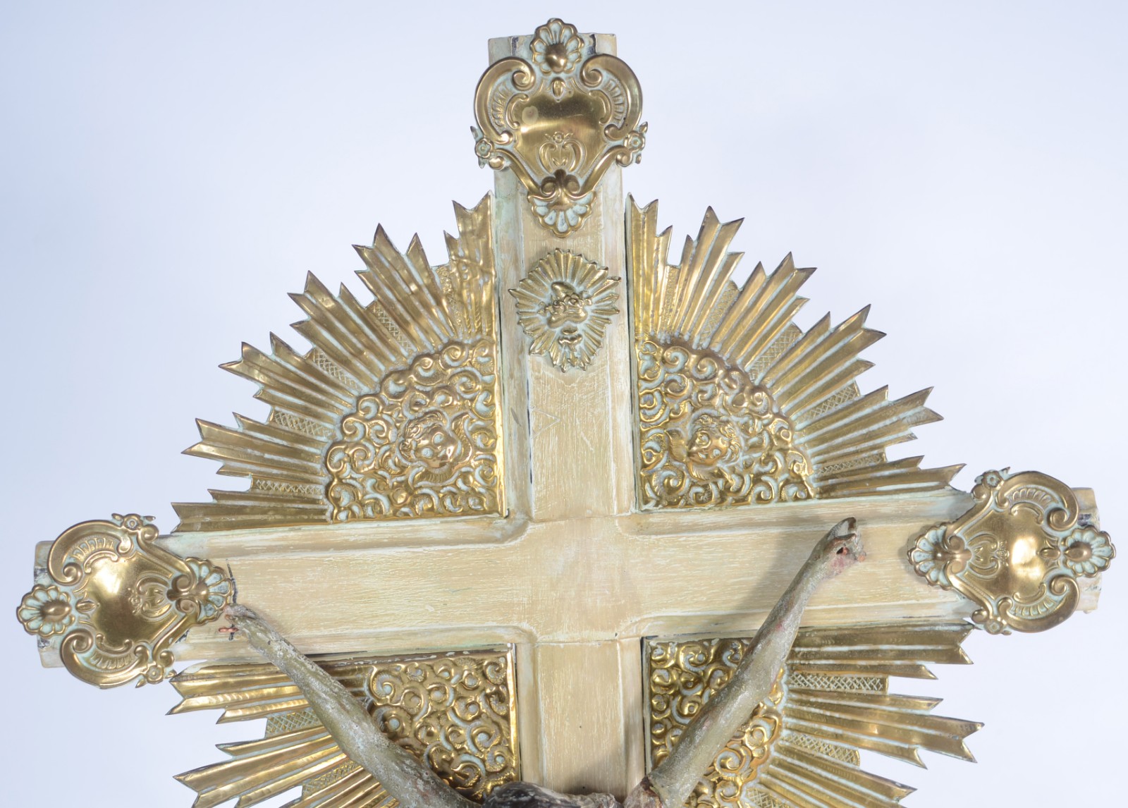 Crucifixo de madeira patinada com figura de Cristo entalhado com... - foto 4 de 5
