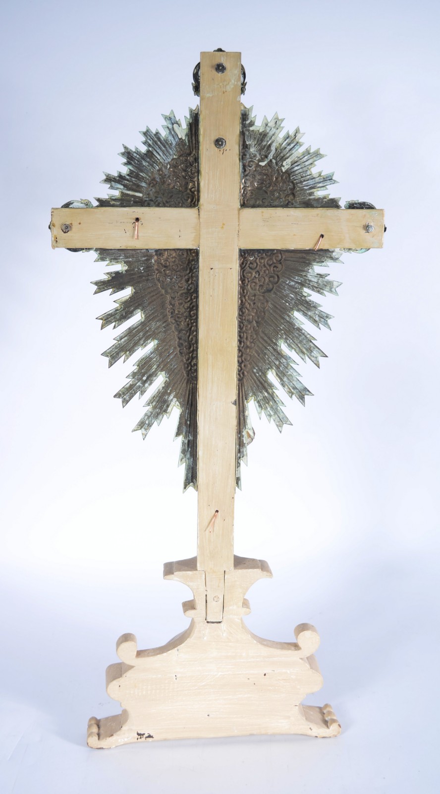 Crucifixo de madeira patinada com figura de Cristo entalhado com... - foto 5 de 5