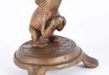 Antigo grupo escultórico representando Ganesha ... - Antigo grupo escultórico representando Ganesha repousada em trono com mangusto de metal dourado.<br>Curiosidades: Ganesha é o deus que detém o p...