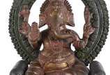 Antigo grupo escultórico representando Ganesha ... - Antigo grupo escultórico representando Ganesha repousada em trono com mangusto de metal dourado.<br>Curiosidades: Ganesha é o deus que detém o p...