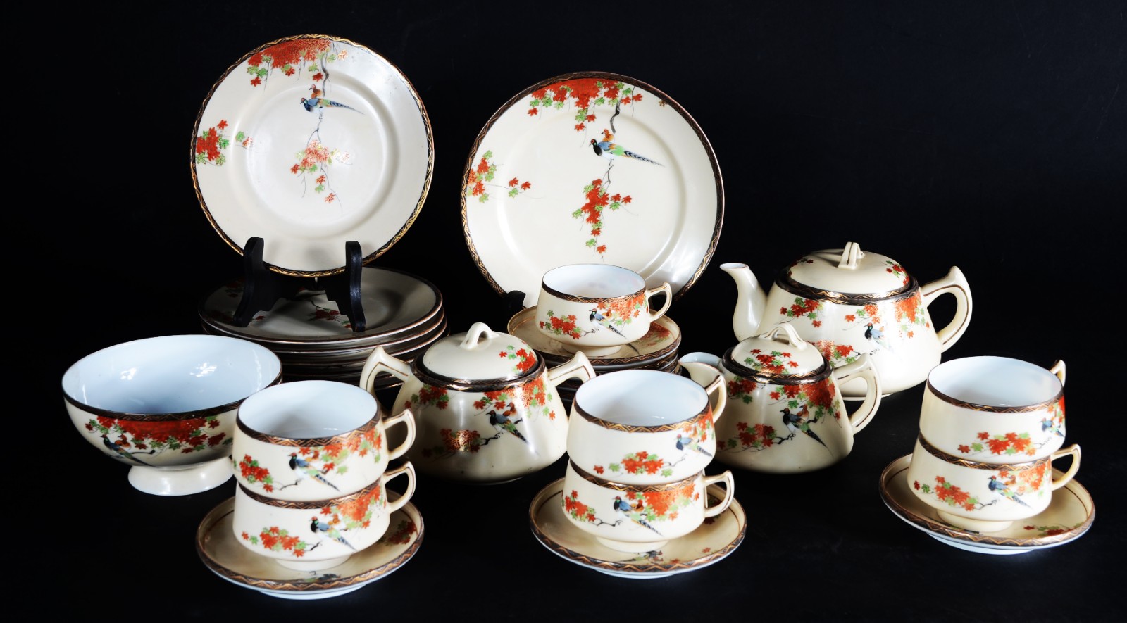 Pequeno serviço de porcelana oriental para chá e bolo, na cor bege... - foto 1 de 8