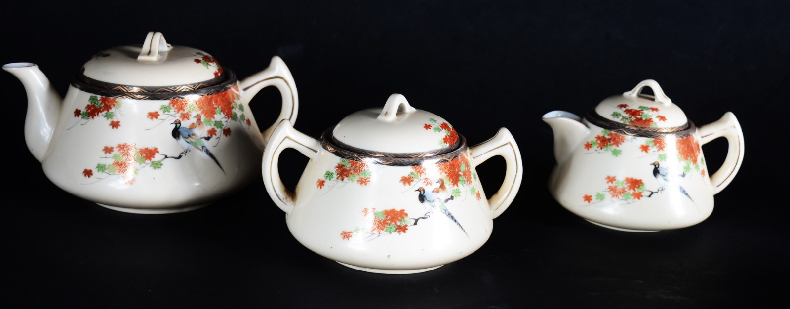 Pequeno serviço de porcelana oriental para chá e bolo, na cor bege... - foto 2 de 8