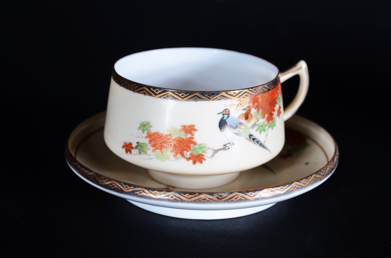 Pequeno serviço de porcelana oriental para chá e bolo, na cor bege... - foto 3 de 8