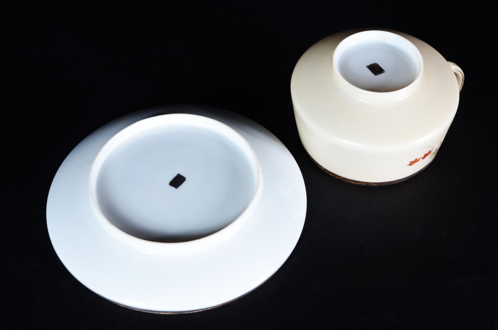 Pequeno serviço de porcelana oriental para chá e bolo, na cor bege... - foto 4 de 8