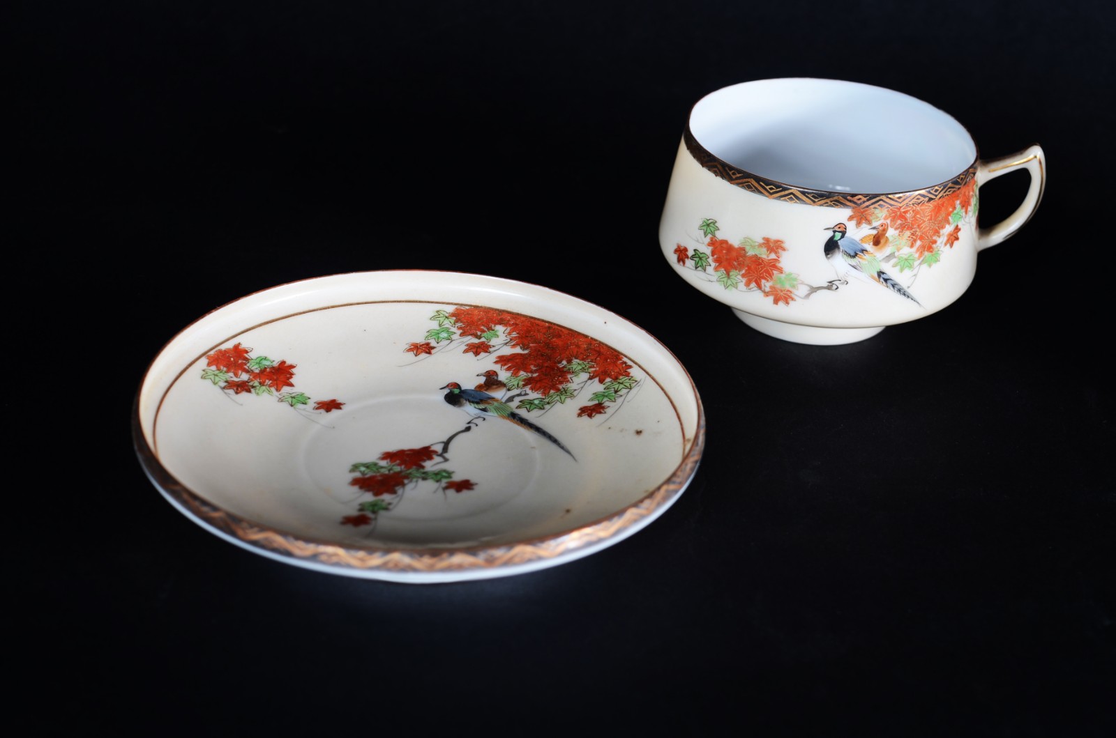 Pequeno serviço de porcelana oriental para chá e bolo, na cor bege... - foto 5 de 8