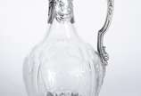 Jarra (Claret Jug) de cristal lapidado com base... - Jarra (Claret Jug) de cristal lapidado com base, alça, guarnição e tampa de prata francesa. Mínimos bicados.