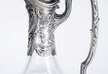 Jarra (Claret Jug) de cristal lapidado com base... - Jarra (Claret Jug) de cristal lapidado com base, alça, guarnição e tampa de prata francesa. Mínimos bicados.