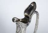 Jarra (Claret Jug) de cristal lapidado com base... - Jarra (Claret Jug) de cristal lapidado com base, alça, guarnição e tampa de prata francesa. Mínimos bicados.