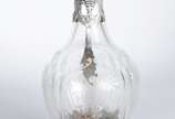 Jarra (Claret Jug) de cristal lapidado com base... - Jarra (Claret Jug) de cristal lapidado com base, alça, guarnição e tampa de prata francesa. Mínimos bicados.