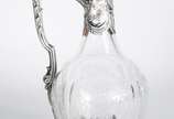 Jarra (Claret Jug) de cristal lapidado com base... - Jarra (Claret Jug) de cristal lapidado com base, alça, guarnição e tampa de prata francesa. Mínimos bicados.