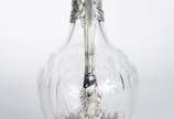 Jarra (Claret Jug) de cristal lapidado com base... - Jarra (Claret Jug) de cristal lapidado com base, alça, guarnição e tampa de prata francesa. Mínimos bicados.