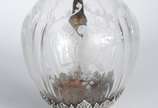 Jarra (Claret Jug) de cristal lapidado com base... - Jarra (Claret Jug) de cristal lapidado com base, alça, guarnição e tampa de prata francesa. Mínimos bicados.